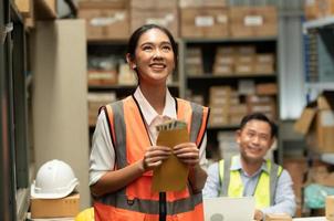 o gerente do armazém deu um prêmio à assistente feminina. que auxiliou no trabalho e planejamento da preparação dos produtos a serem vendidos aos lojistas até que teve muito sucesso foto