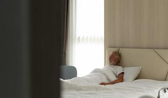 pacientes idosos com sintomas depressivos acordando de manhã para fazer exercícios leves e tomar café da manhã foto