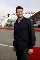 los angeles, 23 de setembro - hugh jackman chega enquanto a virgin america revela o novo avião de aço carretel da Dreamworks no aeroporto de lax em 23 de setembro de 2011 em los angeles, ca foto