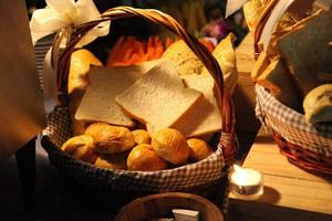 pão e padaria na cesta servem para refeição foto