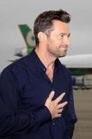 los angeles, 23 de setembro - hugh jackman chega enquanto a virgin america revela o novo avião de aço carretel da Dreamworks no aeroporto de lax em 23 de setembro de 2011 em los angeles, ca foto