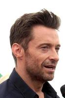 los angeles, 23 de setembro - hugh jackman chega enquanto a virgin america revela o novo avião de aço carretel da Dreamworks no aeroporto de lax em 23 de setembro de 2011 em los angeles, ca foto