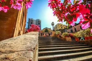 campania, roma, itália - 7 de maio de 2015 - as pessoas relaxam de férias na escadaria espanhola em roma foto