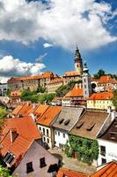 cidade medieval com casa tradicional e torre do castelo cesky krumlov, cesky krumlov, república checa, região da boêmia foto