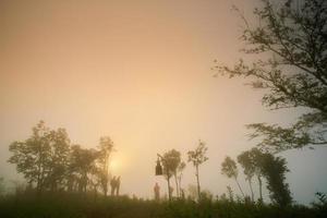 ponto de vista da cena do nascer do sol em phu chi phor, distrito de khun yuam, província de maehongson, tailândia foto