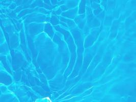desfocar água azul turva na piscina ondulada água detalhe fundo. superfície da água no mar, fundo do oceano. a água é um inorgânico, transparente, insípido, inodoro e quase incolor. foto