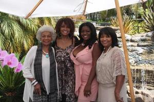 los angeles, 20 de agosto - nichols nichols, beverly todd, julia pace mitchell, convidada do chá de panela julia pace mitchell no hotel w, westwood em 20 de agosto de 2011 em westwood, ca foto