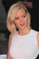 los angeles, 31 de outubro - jennifer lawrence na cerimônia de impressão da mão e pegada dos jogos vorazes no tcl chinese theatre em 31 de outubro de 2015 em los angeles, ca foto