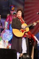 los angeles, 20 de novembro - ronn moss no hollywood and highland tree lighting concert 2010 no hollywood and highland center cour em 20 de novembro de 2010 em los angeles, ca foto