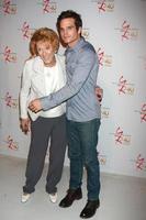 los angeles, 26 de março - jeanne cooper, greg rikaart participa do 40º aniversário dos jovens e da festa inquieta na cbs television city em 26 de março de 2013 em los angeles, ca foto