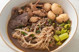 macarrão tailandês com carne de porco, carne de porco estufada, almôndega e fígado de porco em sopa de sangue foto