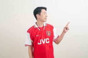 Bangkok, Tailândia - 27 de novembro de 2021 - jovem asiático vestindo uma camisa arsenal com fundo branco. foto