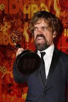 los angeles, 20 de setembro - peter dinklage no hbo primetime emmy awards após a festa no pacific design center em 20 de setembro de 2015 em west hollywood, ca foto