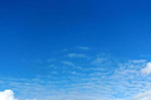 céu azul com nuvem close up foto