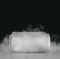 uma lata de alumínio frio congelante sem marca com vapor frio um fundo de estúdio escuro isolado - renderização 3d foto