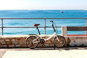 bicicleta em frente ao oceano foto