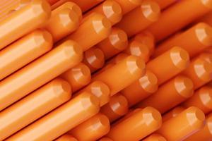 Tubos laranja de ilustração 3D de uma forma incomum em um fundo monocromático foto
