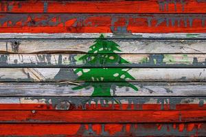 a bandeira nacional do líbano é pintada em placas irregulares. símbolo do país. foto