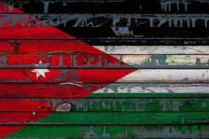 a bandeira nacional da jordânia é pintada em placas irregulares. símbolo do país. foto
