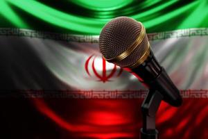 microfone no fundo da bandeira nacional do Irã, ilustração 3d realista. prêmio de música, karaokê, rádio e equipamentos de som de estúdio de gravação foto