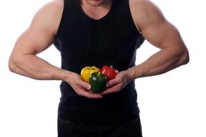 homem de comida crua segurando legumes e frutas foto