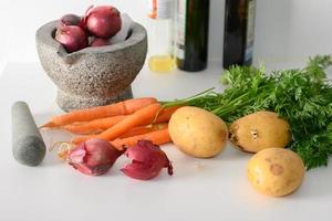 legumes em uma mesa de cozinha foto