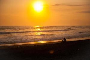 pessoas assistindo o pôr do sol foto