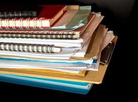 pilha de papéis de documentos de escritório em fundo preto foto