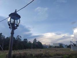 poste de luz de rua à tarde foto