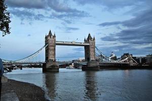 uma vista da ponte da torre em londres do outro lado do rio Tamisa foto