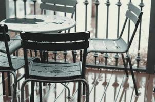 mesa e cadeiras na estação chuvosa. foto
