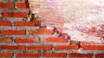 canteiro de obras não convencional a alvenaria foi negligenciada, irresponsável, não progredindo, apenas meio acabado. algumas partes, as paredes tinham superfícies ásperas. foto