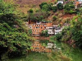 humildes casas rústicas empilhadas empilhadas na colina, vila ou favela foto