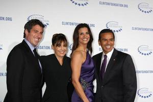 los angeles, 14 de outubro - lynn wasserman, lu parker, antonio r. villaraigosa chegando à gala década da diferença da fundação clinton no hollywood palladium em 14 de outubro de 2011 em los angelees, ca foto