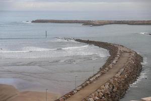 costa do oceano atlântico de rabat, marrocos foto