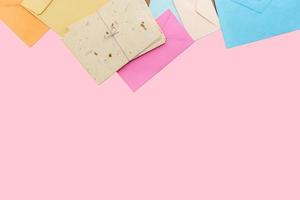 envelopes em tema de cores pastel com um espaço de cópia em fundo rosa representam o conceito romântico foto