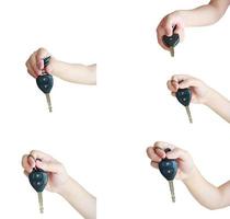 mão segurando a chave do carro isolada no fundo branco foto