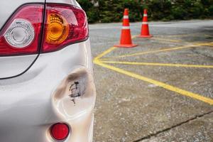 o carro amassou o para-choque traseiro danificado após o acidente foto