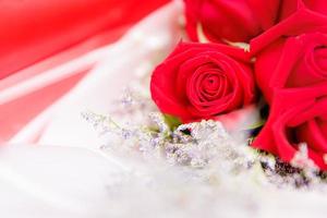 um buquê grande, elegante e luxuoso feito de rosas vermelhas. lindo arranjo colorido bando. foto