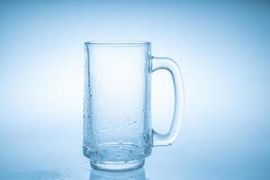 caneca de cerveja vazia com gotas de água isoladas no fundo branco foto