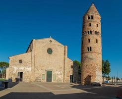 a torre sineira característica da catedral foto