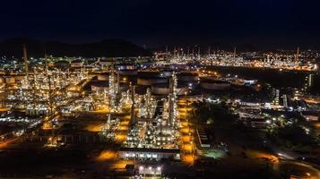 indústria de refinaria de petróleo à noite foto