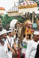 bali, indonésia, 2022 - acompanhamento barong, celuluk e rangda durante cerimônias religiosas hindus em bali nos feriados galungan e kuningan foto