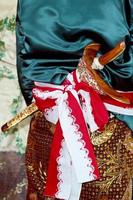 beskap é um vestido tradicional indonésio para o povo javanês. keris é uma arma javanesa tradicional que geralmente é colocada em um beskap. geralmente usado para eventos tradicionais, como casamentos.