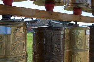 close-up de cilindros de metal orando no templo budista de karakorum. Mongólia foto