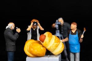 chefs de pessoas em miniatura está preparando uma padaria no estúdio foto