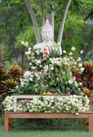 adoração ao budismo com oferta de flores e guirlanda para estátua de buda em magha puja, asalha puja e visakha puja dia na tailândia foto