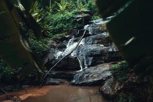 cachoeira na floresta tropical na estação chuvosa foto