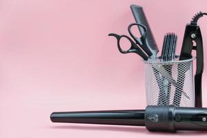 ferramentas de cabeleireiro em uma cesta. tesoura, escova, pente. chapinha, foto