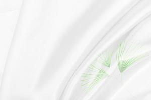 sobreposição de padrão de folhas de palmeira verde com fundo de desfoque suave de textura de tecido branco foto